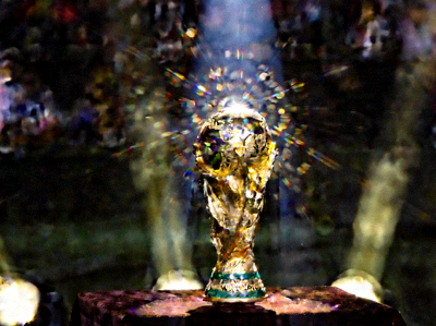 世界杯冠军奖杯在聚光灯下闪耀