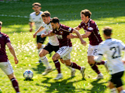 足球运动员在绿茵场上激烈拼抢